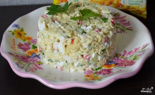 Салат з хуткасварнай лапшы