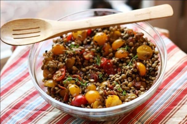 Lentil salad with tomatoes