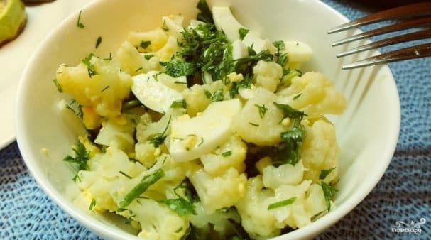 Cauliflower salad with egg