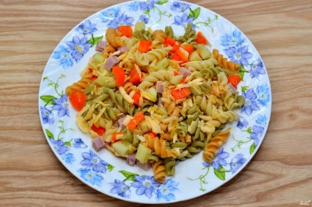 Салат з каляровых макаронаў