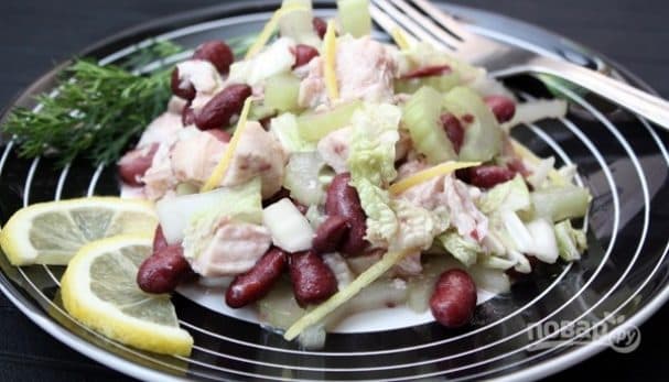 Салат із куркою та фасолею