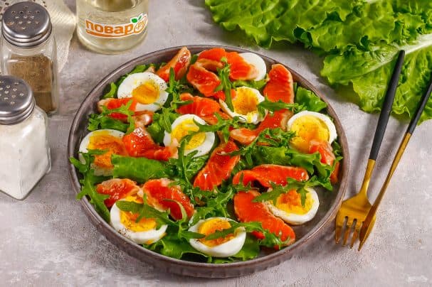 Salad with salmon and arugula