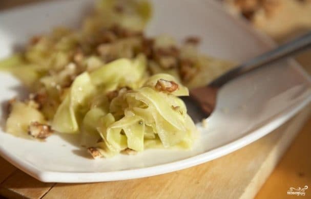 Zucchini and walnut salad