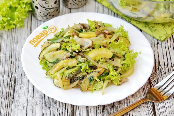 Zucchini and mushroom salad