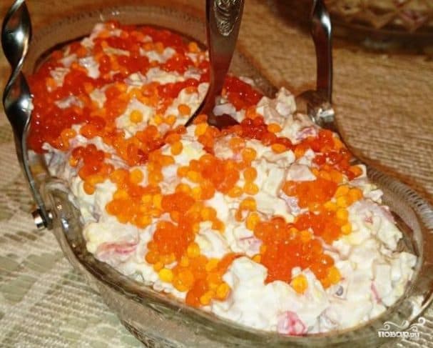 Салат з кальмарами та червоною ікрою