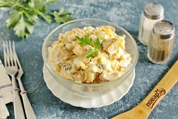 Salad with canned mushrooms