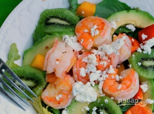 Shrimp salad with pineapples