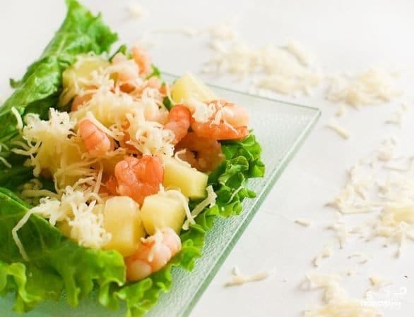 Shrimp salad with pineapple