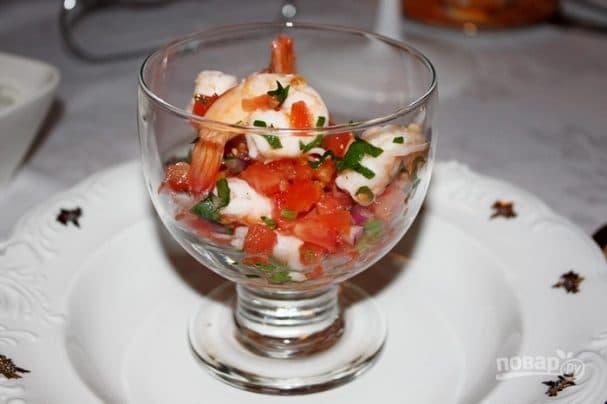 Shrimp salad with tomatoes