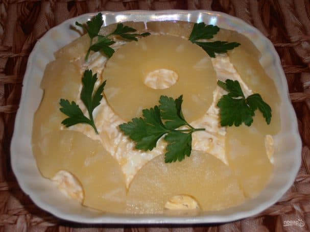Салат з курыцы і ананасаў