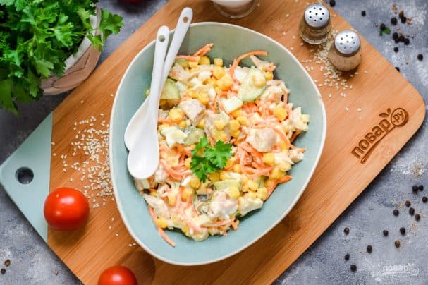 Салат з курыцы і кукурузы