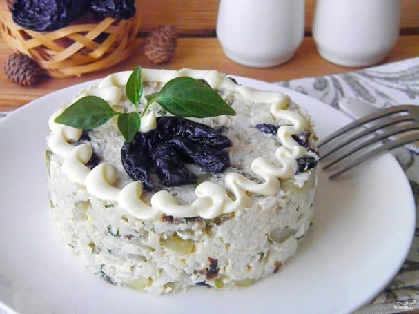 Chicken salad with prunes