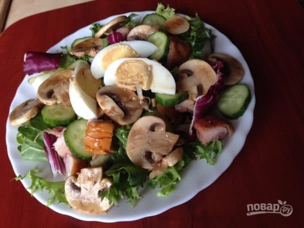 Chicken breast salad with mushrooms