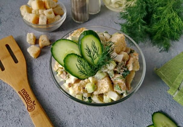 Chicken breast salad with croutons