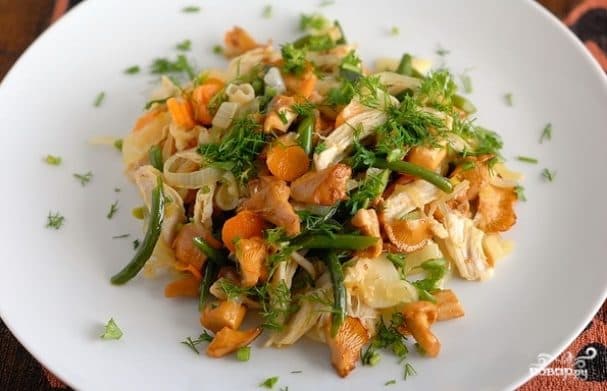 Салат із лисичками з куркою