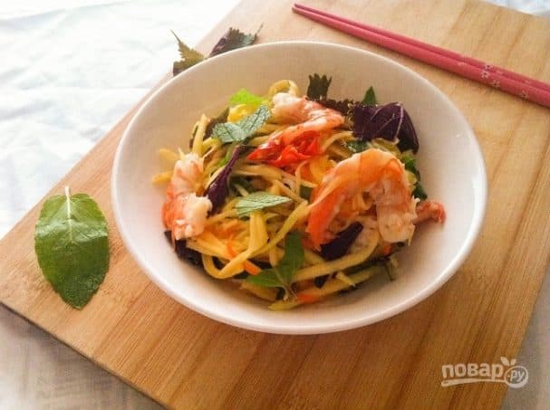 Mango and shrimp salad