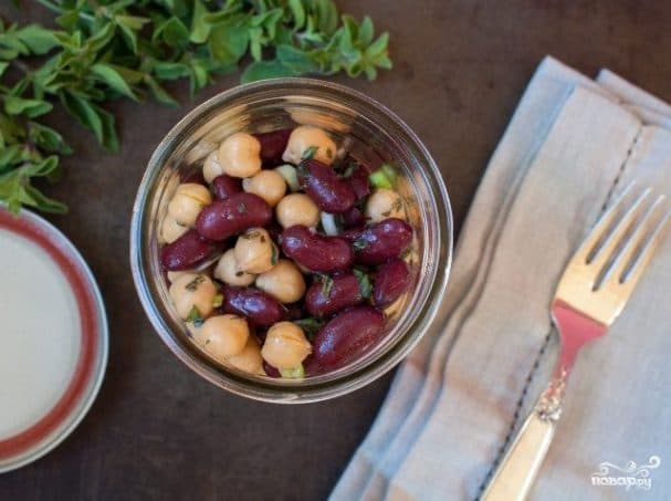 Salad with chickpeas and beans