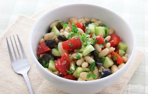 Salad with boiled beans