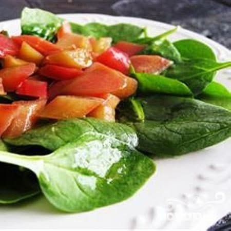 Салат з рэвеньня і шпінатам