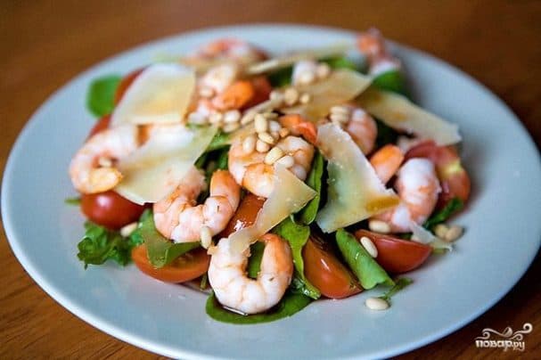 Arugula salad with shrimp