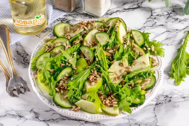 Arugula salad with sunflower seeds