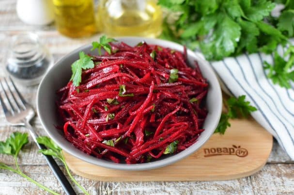 Beet salad with garlic