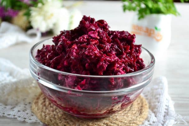 Beet salad with sour cream