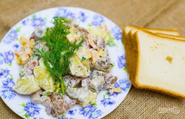 Салат из ветчины и кукурузы
