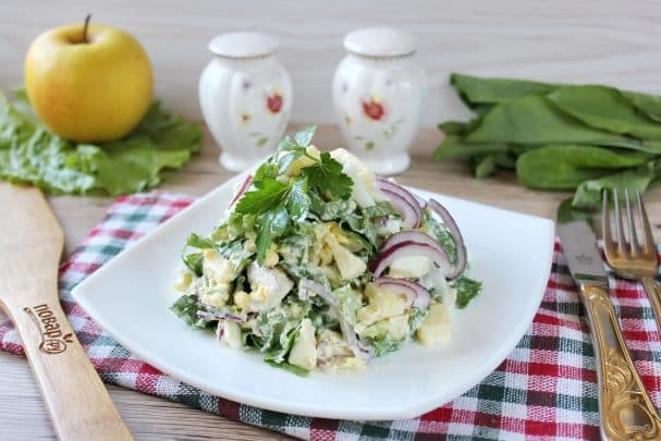 Salad of apples and sorrel
