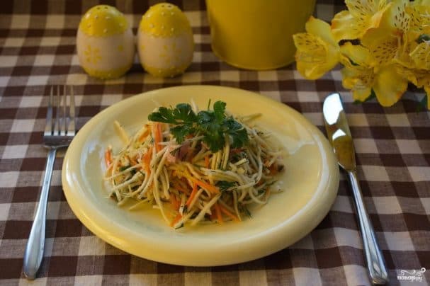 Salad from green radish