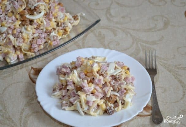 Salad with croutons for beer