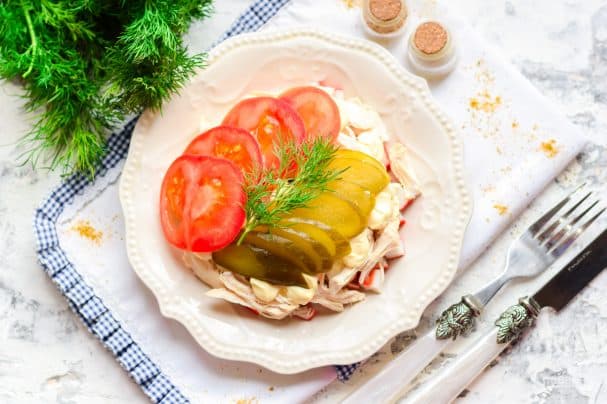 Салат з крабавымі палачкамі