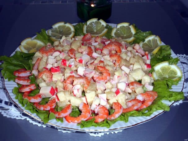 Салат креветки с ананасами
