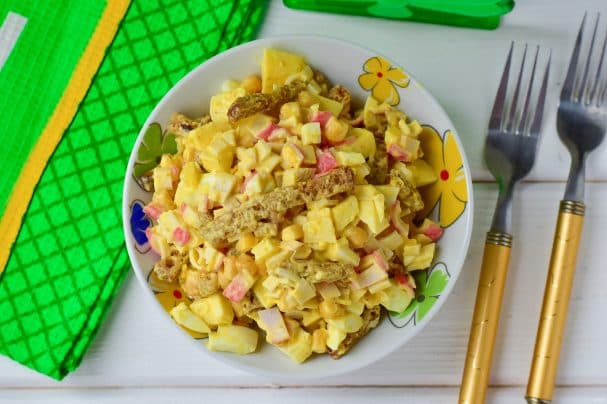 Салат з крабавымі палачкамі