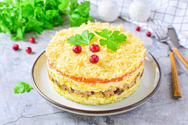 Салат с копчёной скумбрией