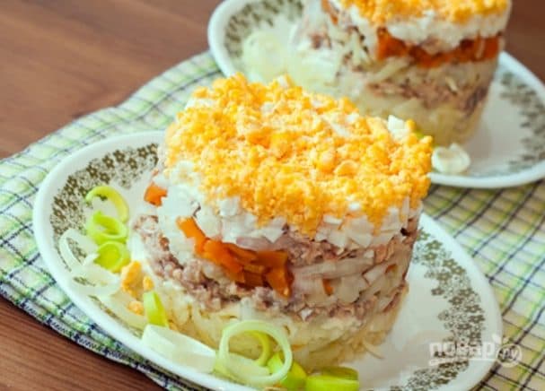 Салат с маринованным луком