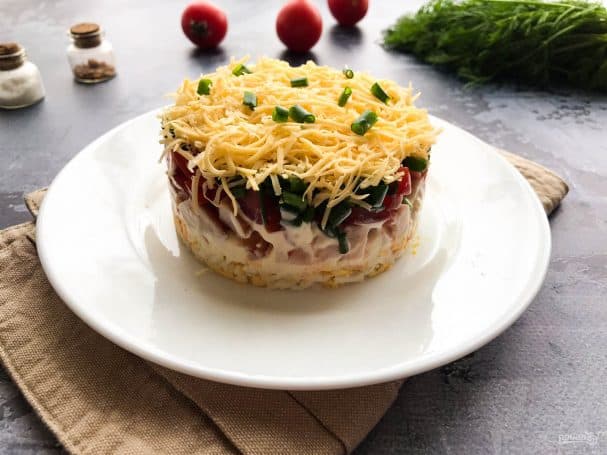 Салат с копченой грудкой