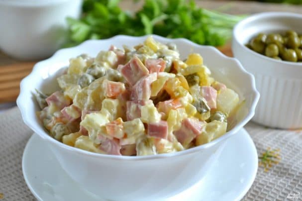 Салат классический с колбасой