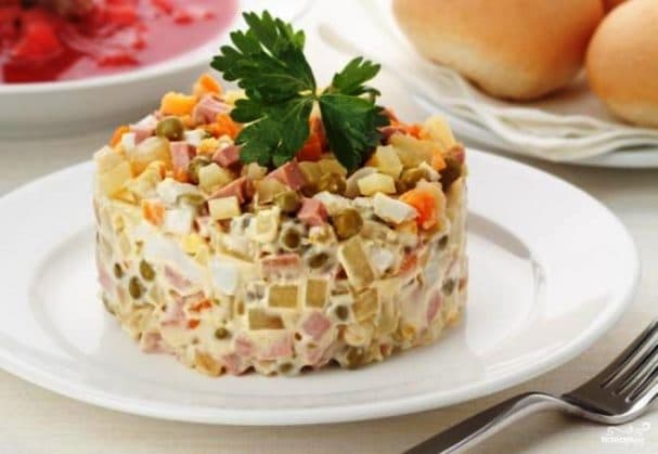 Салат з калбасай
