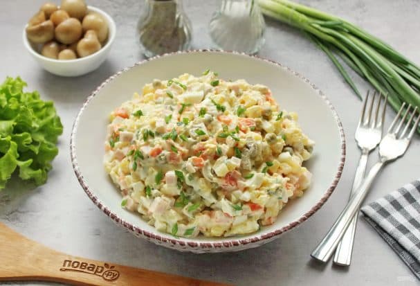 Салат с маринованными грибами