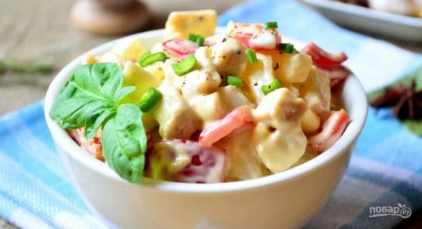 Салат з ананасами та куркою