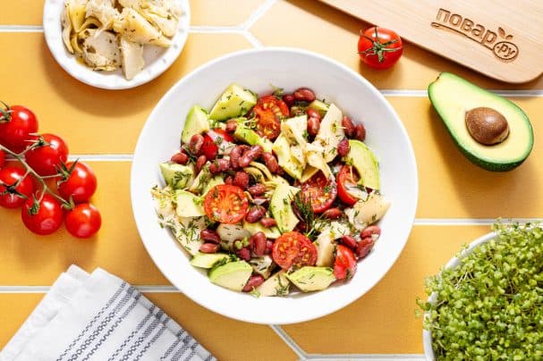 Salad with artichokes and avocado