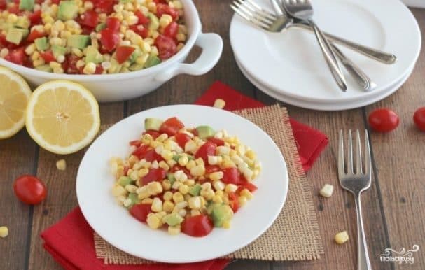 Avocado and cherry salad