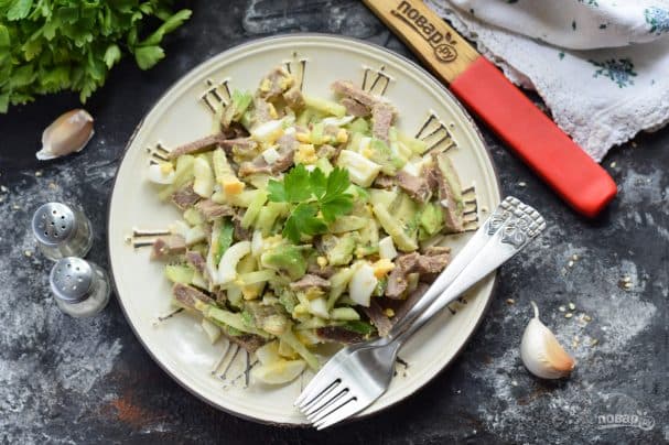 Salad with avocado and tongue