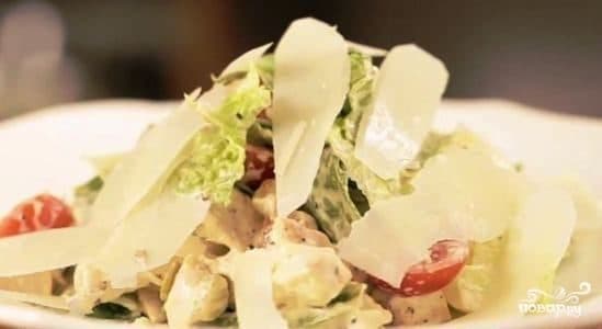 Салат з беконом і куркою