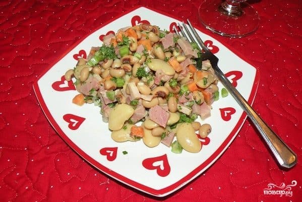 Salad with beans and ham