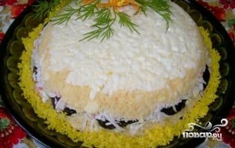 Салат з сушанымі чэраслівам і сырам