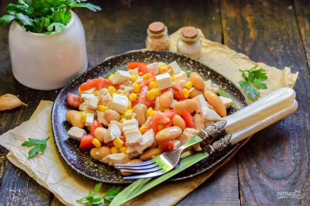 Salad with beans and feta cheese