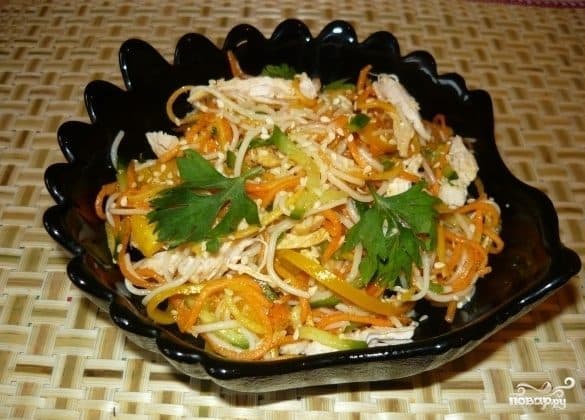 Салат з фунчозою та куркою