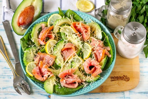 Salad with pink salmon and avocado